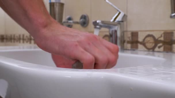 Mann wäscht Hände im Waschbecken mit Waschseife im Badezimmer Schutz vor Coronavirus — Stockvideo