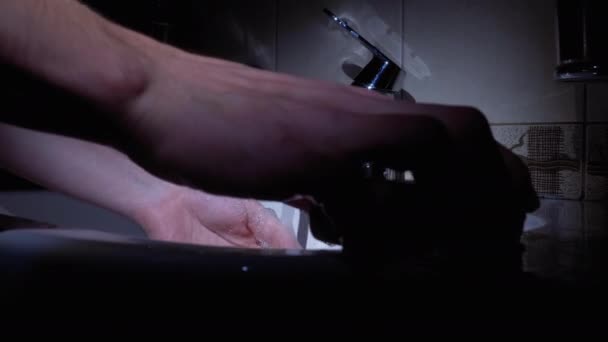 Man tvättar händerna i handfatet med hjälp av tvätttvål i badrummet. Skydd mot Coronavirus — Stockvideo