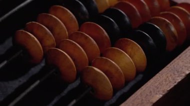 Antika Kemik Abaküsü. Eski Ahşap Tezgah. Mali konsept.