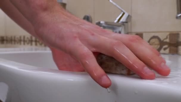 Man wast handen in de gootsteen met behulp van wassen Zeep in de badkamer. Bescherming van het Coronavirus — Stockvideo