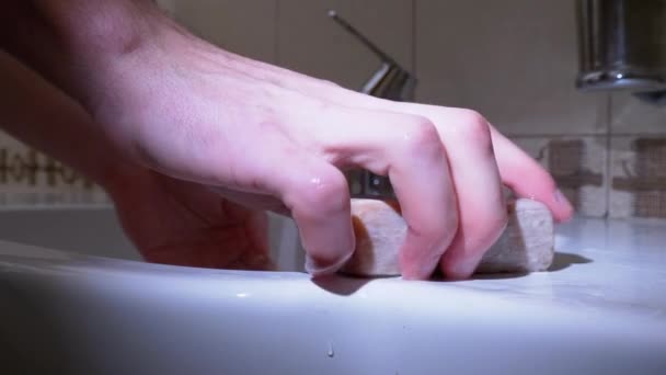 Людина миє руки в раковині, використовуючи миття в ванній кімнаті. Захист Коронавірусу — стокове відео