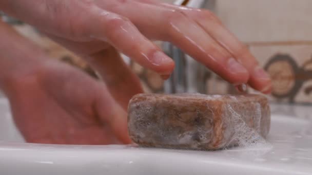 Homem lava as mãos no dissipador usando sabão de lavagem no banheiro. Proteção Coronavirus — Vídeo de Stock