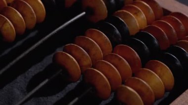 Antika Kemik Abaküsü. Eski Ahşap Tezgah. Mali konsept.