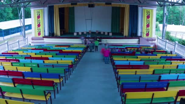 Timelapse of Stage in Childrens Camp, Toeschouwers in menigte Neem plaatsen in Hall — Stockvideo