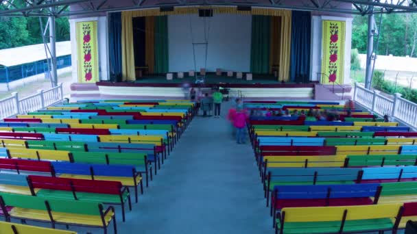 Timelapse de la scène dans le camp des enfants, Spectateurs dans la foule prennent place dans le hall — Video