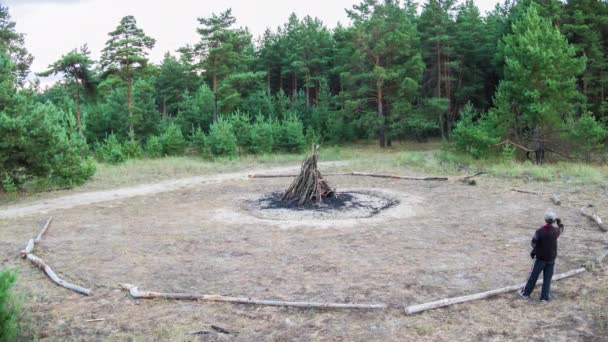 Lagerfeuer im Kinder-Sommerlager in der Natur im Wald am Abend. Zeitraffer — Stockvideo