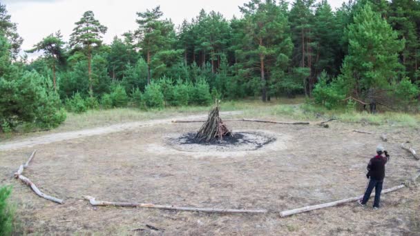 Hoguera en el campamento de verano infantil en la naturaleza en el bosque por la noche. Cronograma — Vídeo de stock