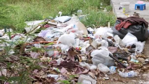 Stapel vuilnis ligt bij de stoep in Azië. Thailand. Aardappelen. — Stockvideo