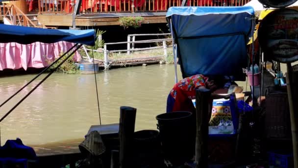 Pattaya Mercado Flutuante. Uma mulher vendedora em um pequeno barco está preparando comida. Tailândia — Vídeo de Stock