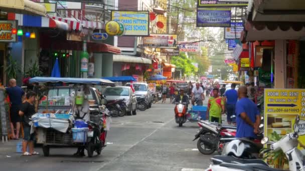Ulice Tajlandii. Ludzie jeżdżą na motorach. Przydrożne kawiarnie i restauracje. Pattaya. — Wideo stockowe