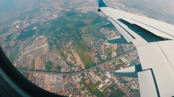 Vue depuis la fenêtre d'un avion à réaction sur le paysage urbain de Bangkok 
