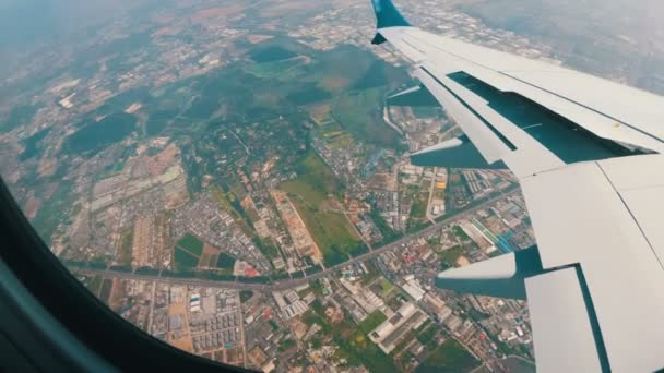 Θέα από το παράθυρο ενός αεριωθούμενου αεροπλάνου στο τοπίο της Μπανγκόκ — Αρχείο Βίντεο