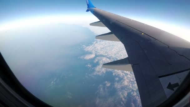 Wolken werden durch das Fenster eines Düsenflugzeugs gesehen — Stockvideo