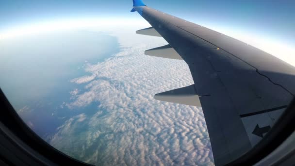 Vista desde la ventana del avión sobre un paisaje de nubes — Vídeo de stock