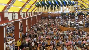 Büyük bira çadırında Ekim Festivali 'nin kutlaması. Bavyera, Almanya