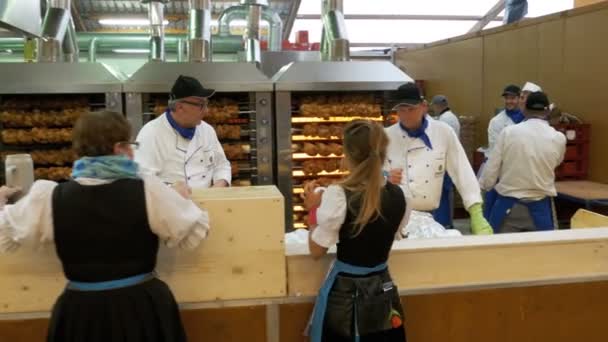 Bar de comida en una gran tienda de cerveza en el festival Oktoberfest. Baviera, Alemania — Vídeos de Stock