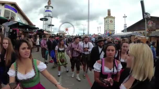 Η κάμερα κινείται από πάνω από το πλήθος των ανθρώπων στον κεντρικό δρόμο του φεστιβάλ Oktoberfest. Βαυαρία, Γερμανία — Αρχείο Βίντεο