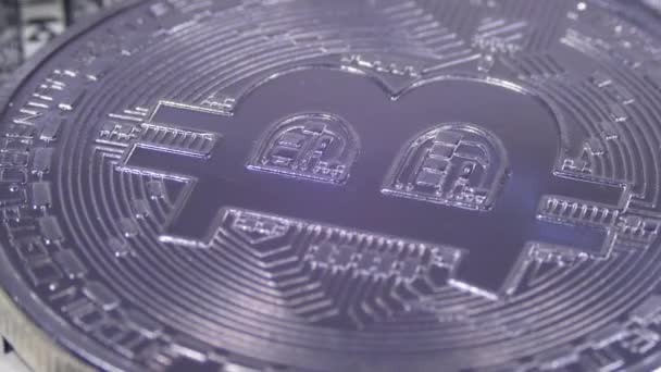 Zilveren Bitcoin Coin Cryptocurrency, BTC Roteren op de achtergrond met Amerikaanse dollars — Stockvideo