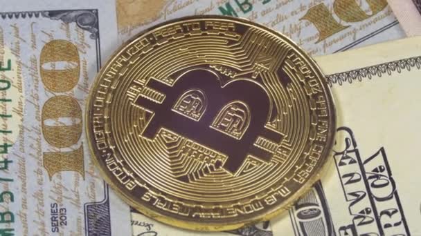 Guld Bitcoin Mynt Cryptocurrency, BTC Rotera på bakgrunden med amerikanska dollar — Stockvideo