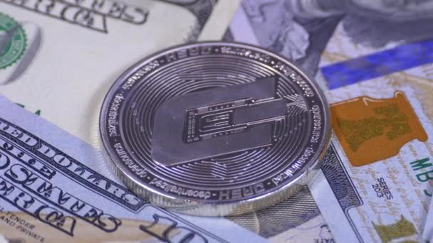 Cryptocurrency moneta d'argento trattino e bollette di dollari stanno ruotando — Video Stock