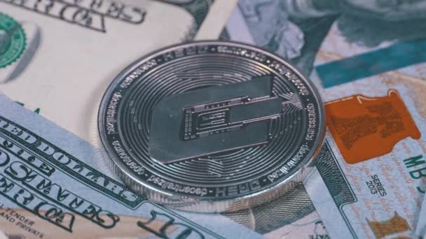 Silver Dash Mynt Cryptocurrency och räkningar dollar roterar — Stockvideo