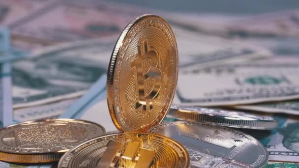 Gold-Bitcoin-Münze, BTC und Dollarscheine rotieren — Stockvideo