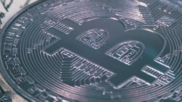 Silber-Bitcoin-Münze Kryptowährung, BTC drehen auf dem Hintergrund mit US-Dollar — Stockvideo