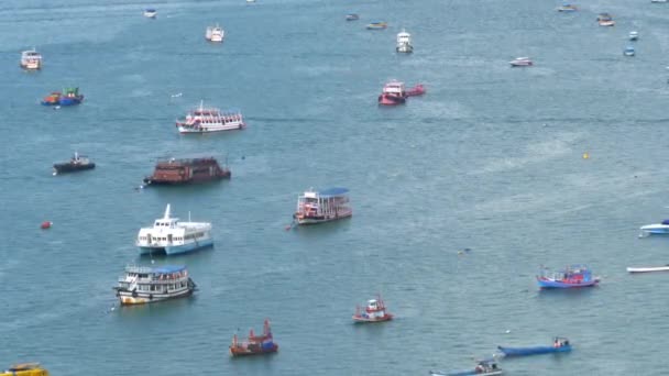 Blick von oben auf viele schwimmende Schiffe und Vergnügungsboote im Meer. Thailand. Pattaya — Stockvideo