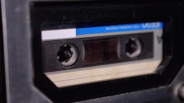 Audiocassette in de bandrecorder afspelen en roteren — Stockvideo