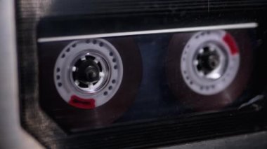 Teyp Şeffaf Ses Kaseti Çalıyor. Vintage Ses Kasedi Döndürür