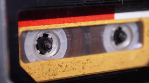 Κίτρινο Κασέτα ήχου στην εγγραφή κασέτας Παίζοντας και περιστρέφεται — Αρχείο Βίντεο