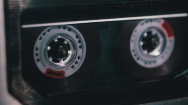 Teyp Şeffaf Ses Kaseti Çalıyor. Vintage Ses Kasedi Döndürür