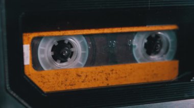 Teypteki Sarı Ses Kaseti Çalıyor ve Döndürüyor