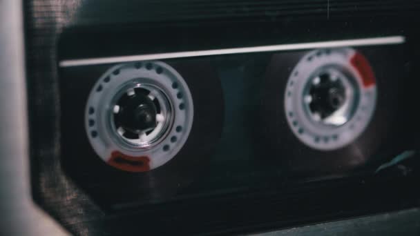 L'enregistreur de bande joue la cassette audio transparente. Cassette audio vintage tourne 