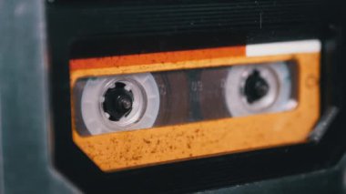 Teypteki Sarı Ses Kaseti Çalıyor ve Döndürüyor