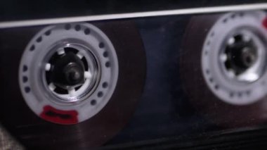 Teyp Şeffaf Ses Kaseti Çalıyor. Vintage Ses Kasedi Döndürür