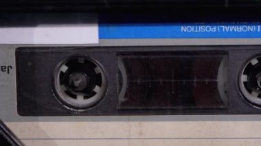 Teypteki kaset çalar ve döndürür.