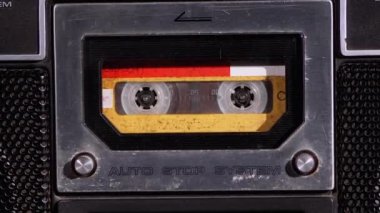 Teypteki Sarı Ses Kaseti Çalıyor ve Döndürüyor