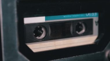 Teypteki kaset çalar ve döndürür.