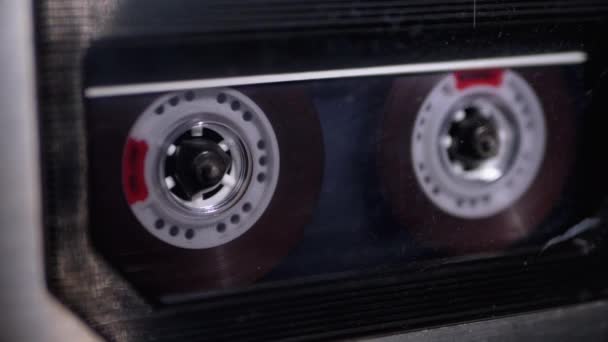 Insérer une cassette audio transparente dans le magnétophone, jouer et tourner 