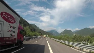 Avrupa 'daki güzel bir peyzaj dağ yolunda motosikletçi gezintisi. İlk Kişi Görünümü