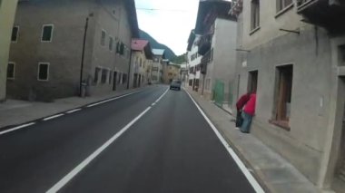 Motosikletçi dar Fransız caddelerinden geçiyor. Birinci kişi görünümü