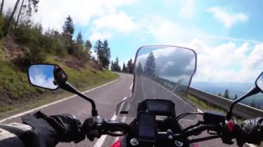 Slovakya 'da güzel bir peyzaj dağ yolunda motosikletçi geziyor. Serpentine Yolu