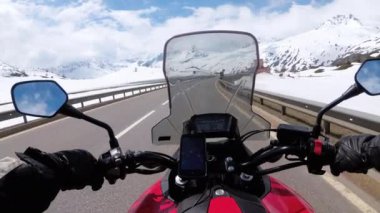 Motosikletçi İsviçre Alpleri yakınlarındaki Güzel Manzara Karlı Dağ Yolu 'nda