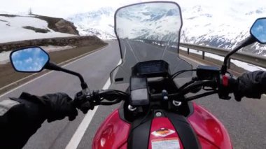 Motosikletçi İsviçre Alpleri yakınlarındaki Güzel Manzara Karlı Dağ Yolu 'nda