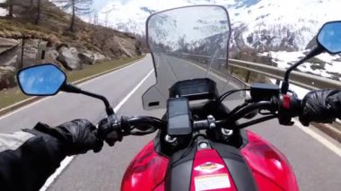 Motosikletçi İsviçre Alpleri yakınlarındaki Güzel Manzara Karlı Dağ Yolu 'nda