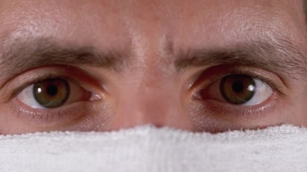Retrato de Jovem em Máscara de Gaze Protetora, Proteção Coronavírus COVID-19 — Vídeo de Stock