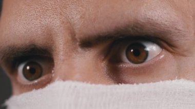 Koruyucu Gazlı Maskeli Genç Adamın Portresi, Korunma Coronavirus COVID-19