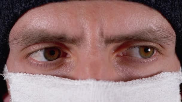 Portret van een jonge man in hoed met zelfgemaakt masker voor bescherming Coronavirus. — Stockvideo