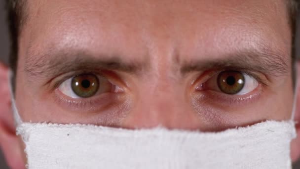 Portrait de jeune homme en masque de gaze protectrice, coronavirus de protection COVID-19 — Video